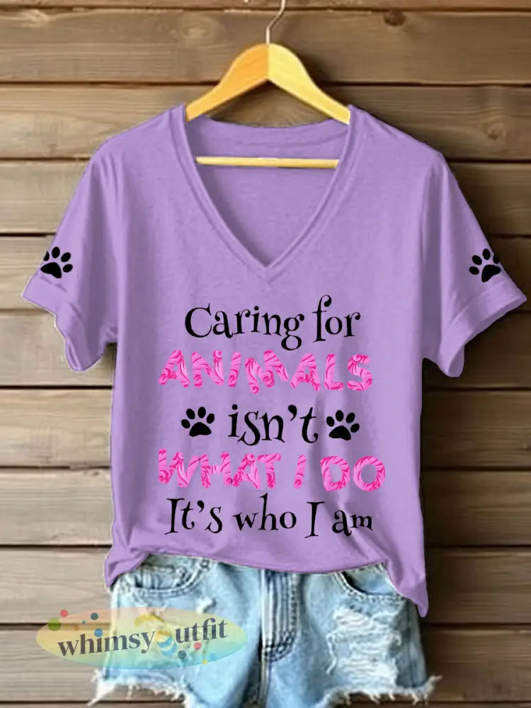 Vrouwen zorgen voor dieren is niet wat ik doe het is wie ik ben T-shirts met V-hals - Lichtpaars / S