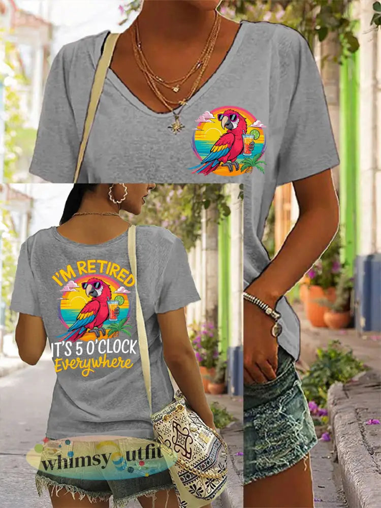 Dames Ik ben met pensioen Het is 5 uur overal Parrot Print Casual V-hals T-shirt - Lichtgrijs / S