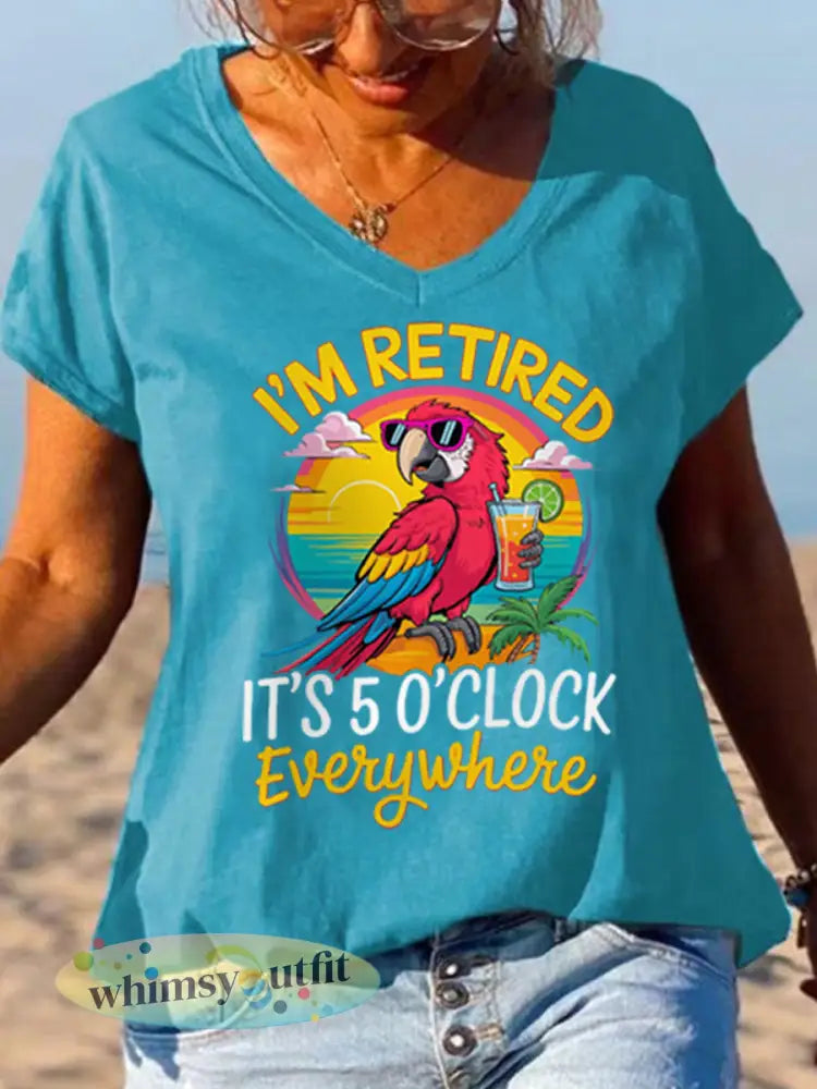 Dames I’m Retired It’s 5 O’clock Everywhere papegaaienprint casual T-shirt met V-hals - Blauw / S