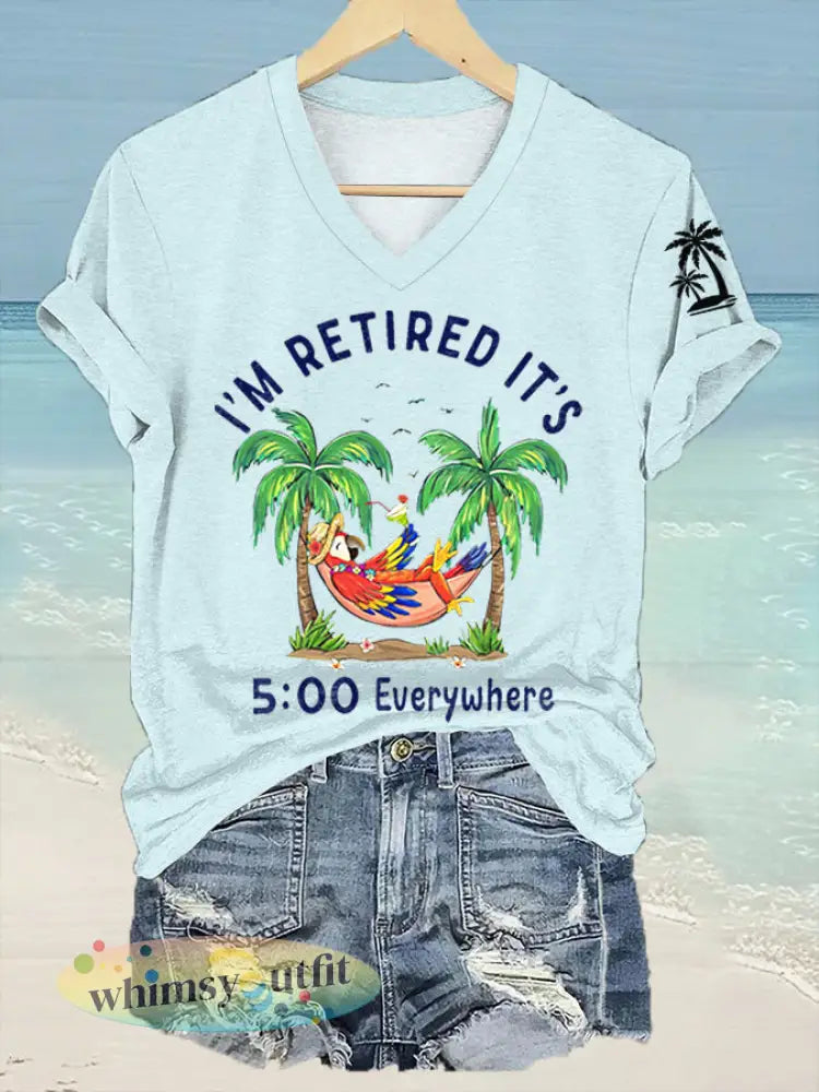 Dames I’m Retired It’s 5 O’clock Everywhere papegaaienprint casual T-shirt met V-hals - Lichtblauw / S