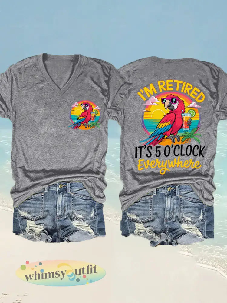 Dames I’m Retired It’s 5 O’clock Everywhere papegaaienprint casual T-shirt met V-hals - Lichtgrijs / S