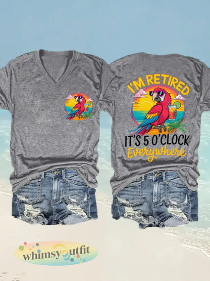 Dames I’m Retired It’s 5 O’clock Everywhere papegaaienprint casual T-shirt met V-hals - Lichtgrijs / S
