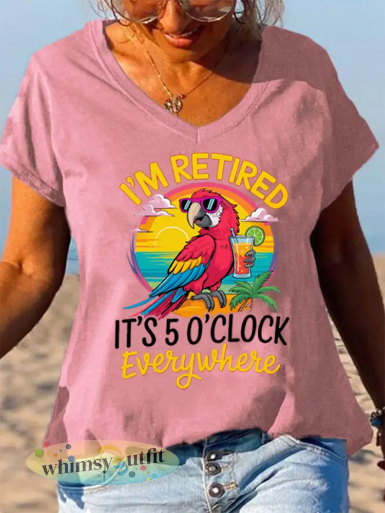 Dames I’m Retired It’s 5 O’clock Everywhere papegaaienprint casual T-shirt met V-hals - Roze / S
