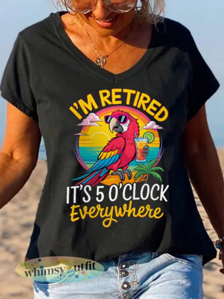 Dames I’m Retired It’s 5 O’clock Everywhere papegaaienprint casual T-shirt met V-hals - Zwart / S