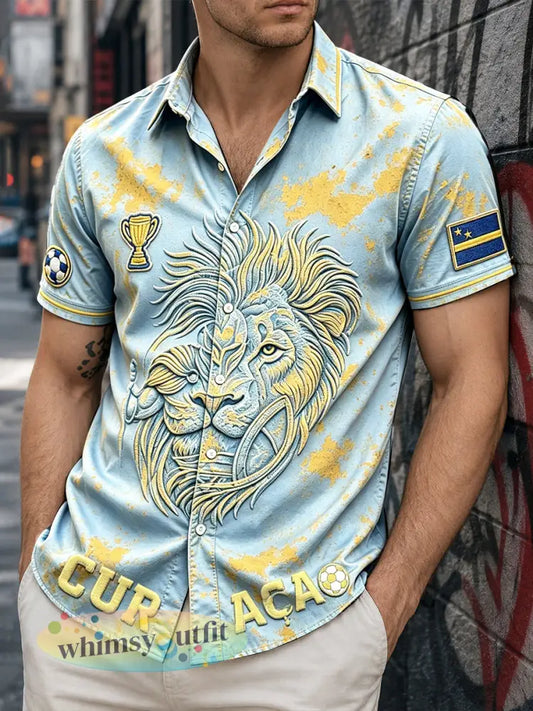 Lichtblauw gemêleerd casual overhemd met korte mouwen en print voor mannen afgebeeld met de voetbaltroepen van Curaçao