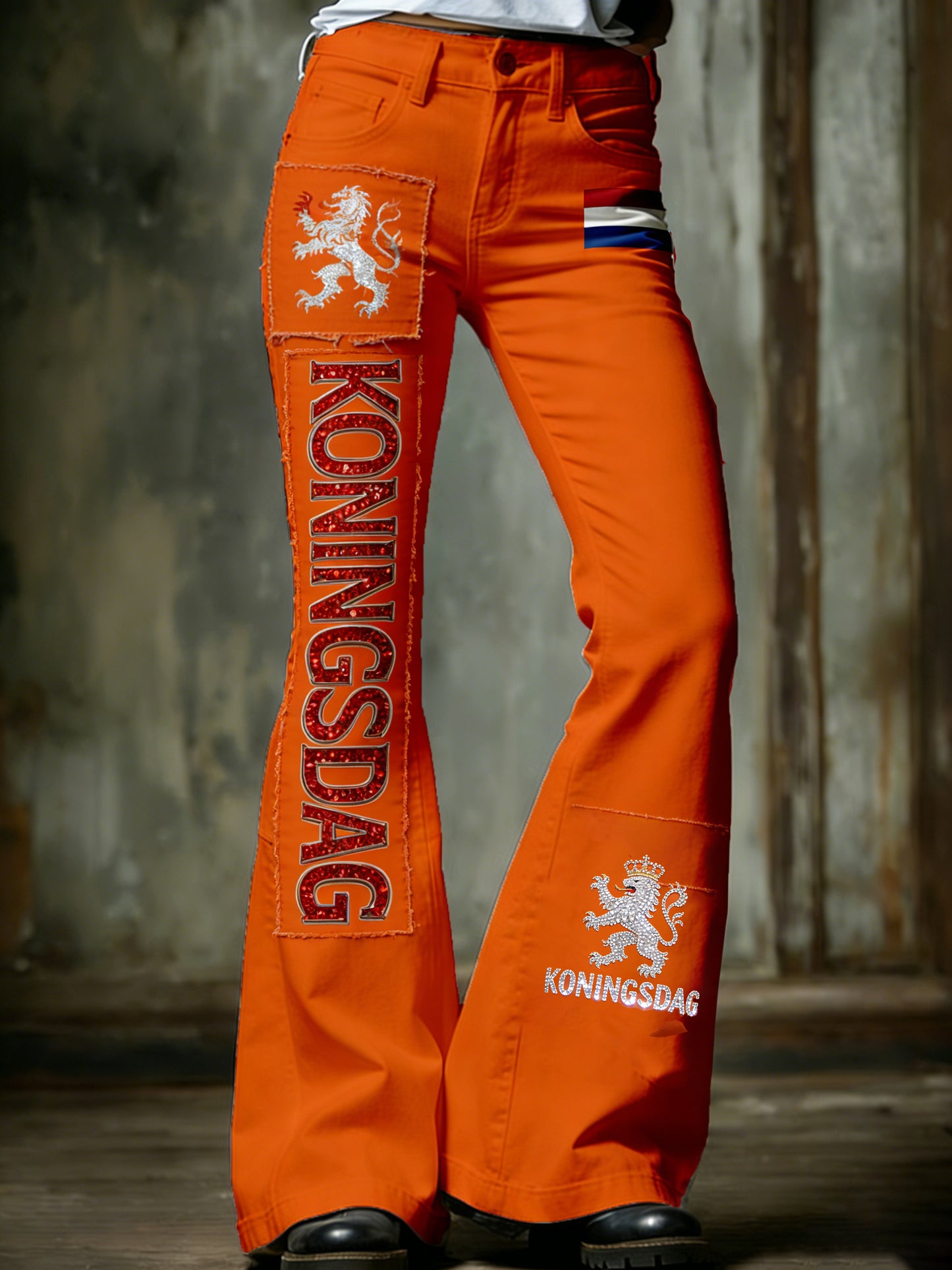 Damesbroeken in vintagestijl met uitlopende pijpen voor de Nederlandse Koningsdagviering