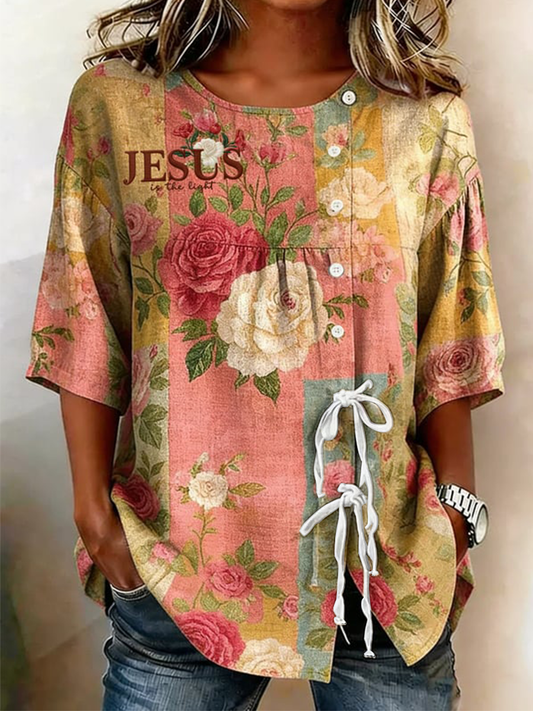 Vrouwen Jezus is de lichte plant en bloem met knopen en gevlekt katoen en linnen shirt