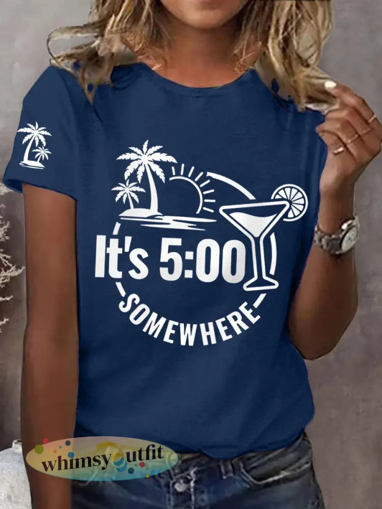 Vrouwen It’s 5 uur ergens casual tee - Marineblauw / S