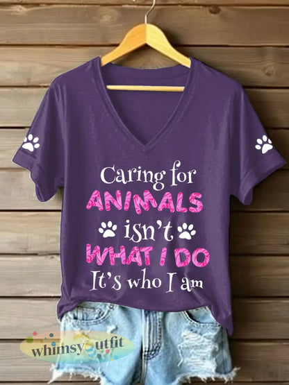 Vrouwen zorgen voor dieren is niet wat ik doe het is wie ik ben T-shirts met V-hals - Diep Paars / S