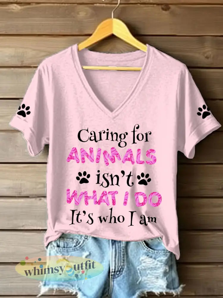 Vrouwen zorgen voor dieren is niet wat ik doe het is wie ik ben T-shirts met V-hals - Lichtroze / S